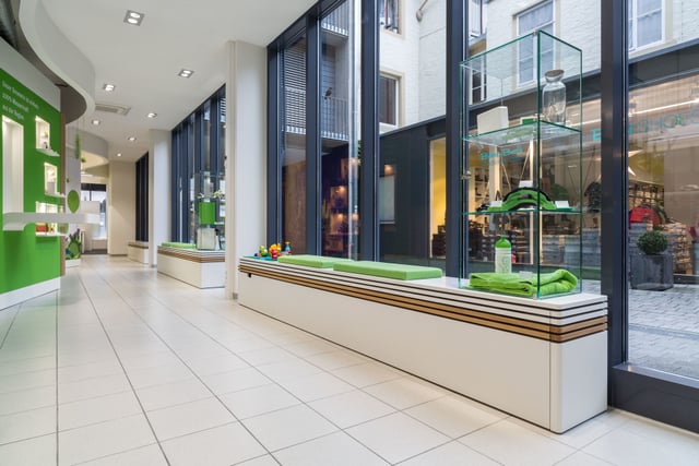 Kundencenter mit Sitzbank am Schaufenster und Glasvitrine