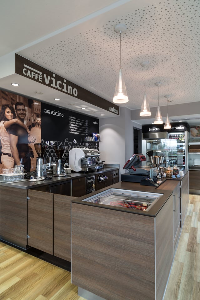 Kaffeetheke mit dem Schriftzug „Caffè Vicino“, Kaffeemaschine und Kühlvitrine